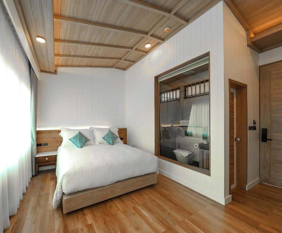 ห้องนอนที่มีพื้นไม้และผนังไม้ ที่พักเขาตะเกียบ