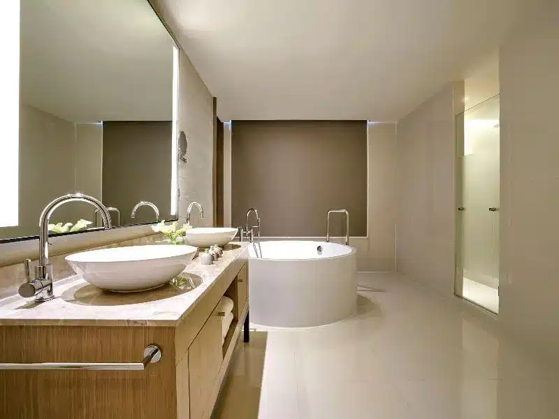 ห้องน้ำหรูระดับ 5 ดาวพร้อมอ่างล้างหน้า 2 อ่างและอ่างอาบน้ำ ที่พักแสมสาร 5 ดาว 