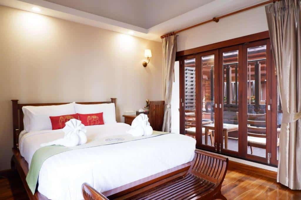 ห้องนอนพื้นไม้และเตียงไม้ ตั้งอยู่ในเขตลาดพร้าว กรุงเทพฯ ที่พักลาดพร้าว