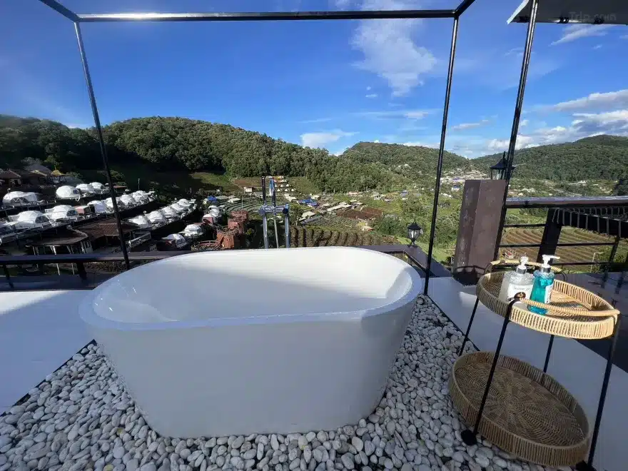 อ่างอาบน้ำที่มองเห็นวิวภูเขาในจังหวัดชลบุรีประเทศไทย ที่พักบนดอยเชียงใหม่