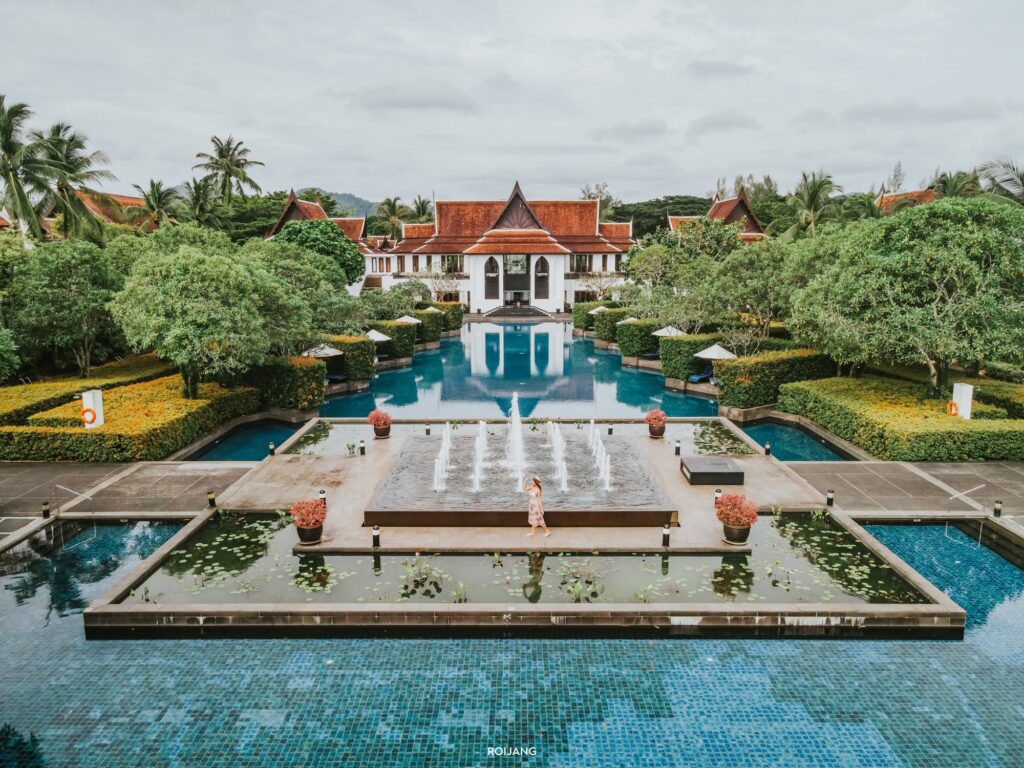 สระว่ายน้ำหน้าคฤหาสน์ในจังหวัดภูเก็ตประเทศไทย Keywords: โรงแรมเขาหลัก สถานที่ท่องเที่ยวชลบุรี