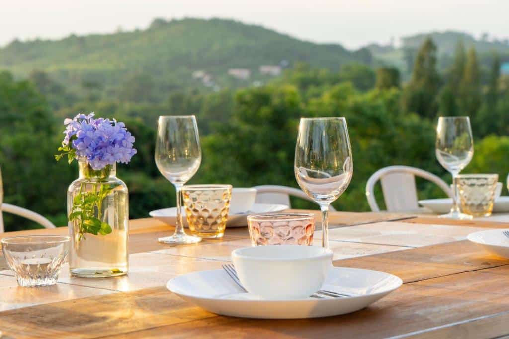 ชุดโต๊ะพร้อมแก้วไวน์และจานหน้าจุดชมวิว รีสอร์ทวังน้ำเขียว