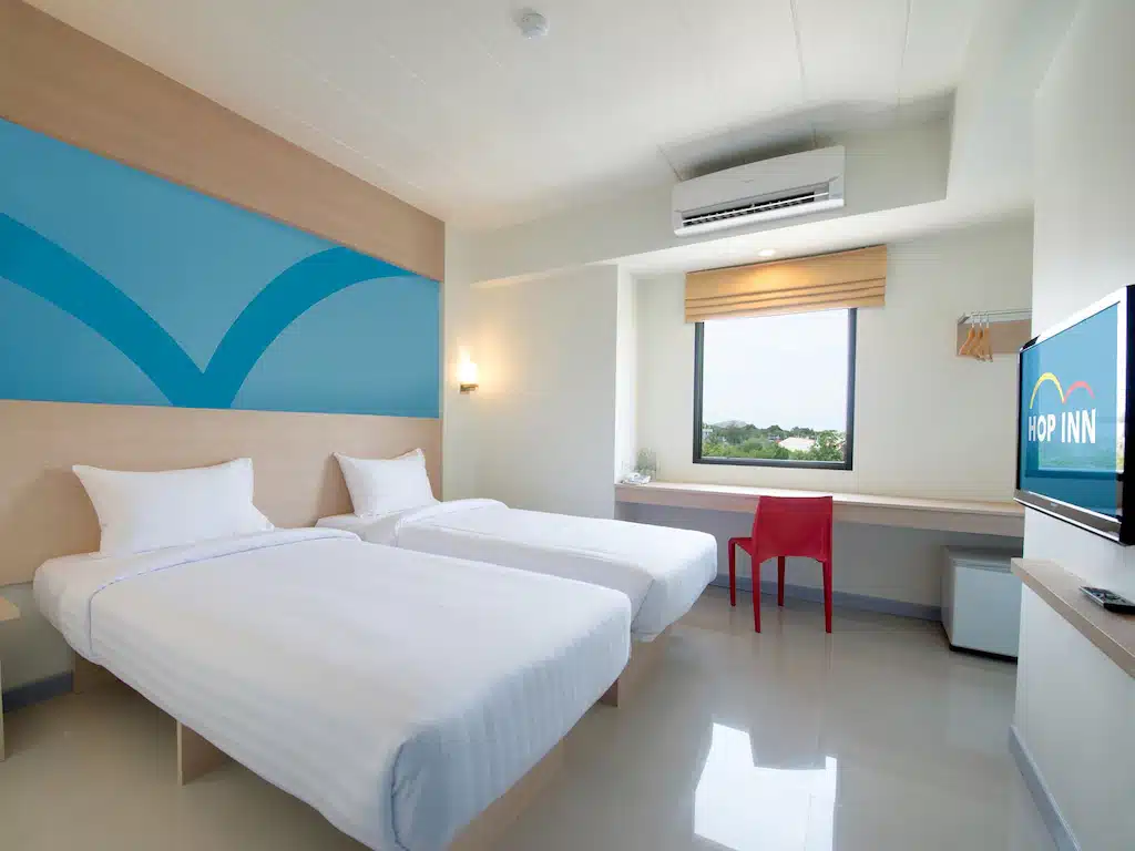 ห้องพักในโรงแรม 2 เตียง และโทรทัศน์ ในชลบุรี สถานที่ท่องเที่ยว ที่พักลำปาง