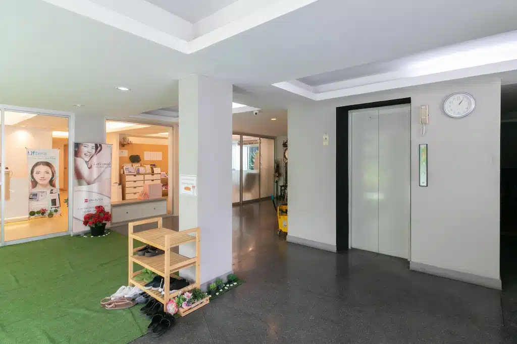ห้องที่มีพรมสีเขียวและประตูอยู่ในโรงแรมลาดพร้าว ที่พักลาดพร้าว