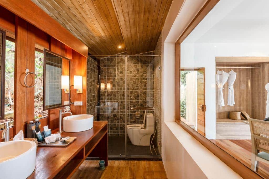 ห้องน้ำพร้อมอ่างล้างมือ 2 อ่างและฝักบัว ในราชบุรีที่เที่ยว ที่พักเกาะหลีเป๊ะ 