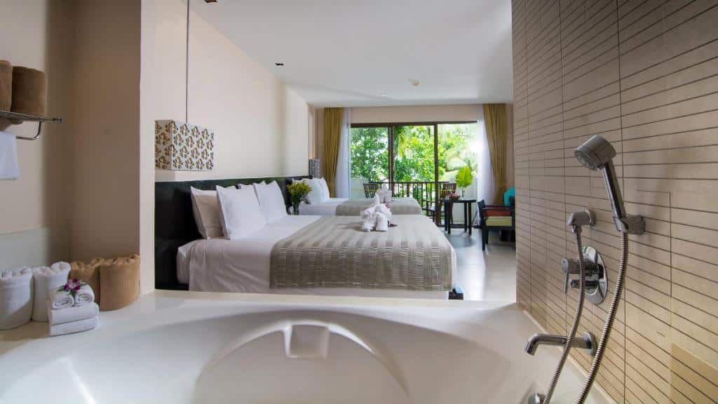 ห้องพักโรงแรมในชลบุรีพร้อมเตียง 2 เตียงและอ่างอาบน้ำ โรงแรมเขาหลัก
