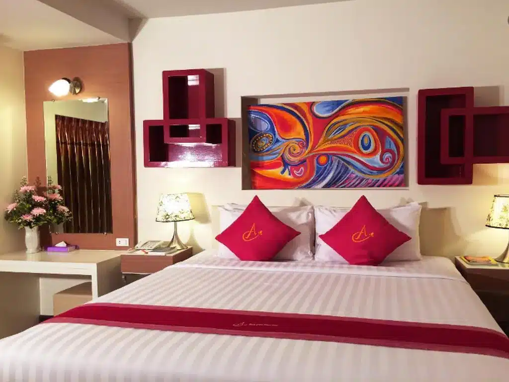 โรงแรมพิษณุโลก เตียงนอนคิงไซต์คาดผ้าสีแดง