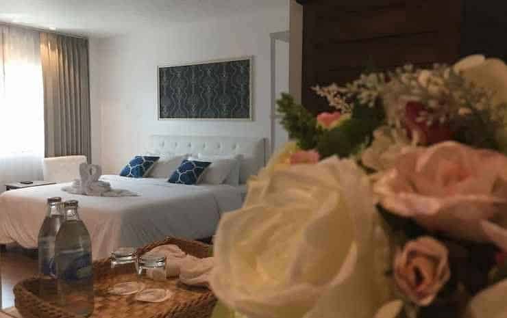 เตียงนอนด้วยดอกไม้ในโรงแรมอันมีเสน่ห์ในแม่สอด ที่พักแม่สอด
