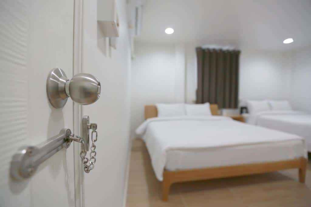 ห้องเล็กสองเตียงและประตูใกล้อิมแพ็ค โรงแรมใกล้อิมแพค