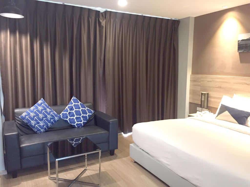 ห้องพักโรงแรมพร้อมเตียงและโซฟา ใกล้อิมแพ็ค เมืองทองธานี ที่พักใกล้อิมแพค