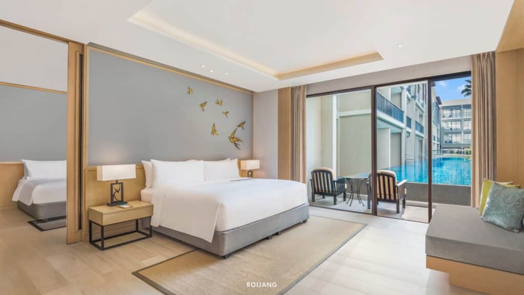 ห้องพักโรงแรมพร้อมเตียงและวิวสระว่ายน้ำในชลบุรี ที่พักเขาหลัก