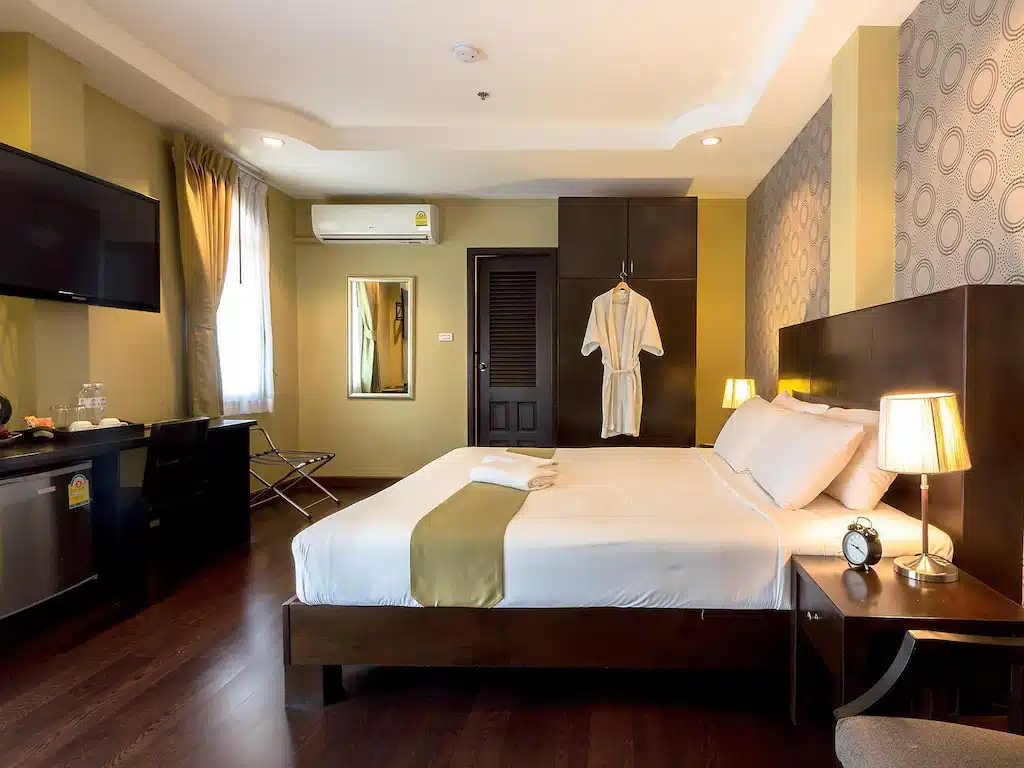 ห้องพักโรงแรมในชลบุรีพร้อมเตียงและทีวีเหมาะสำหรับนักท่องเที่ยว ที่พักบางเสร่