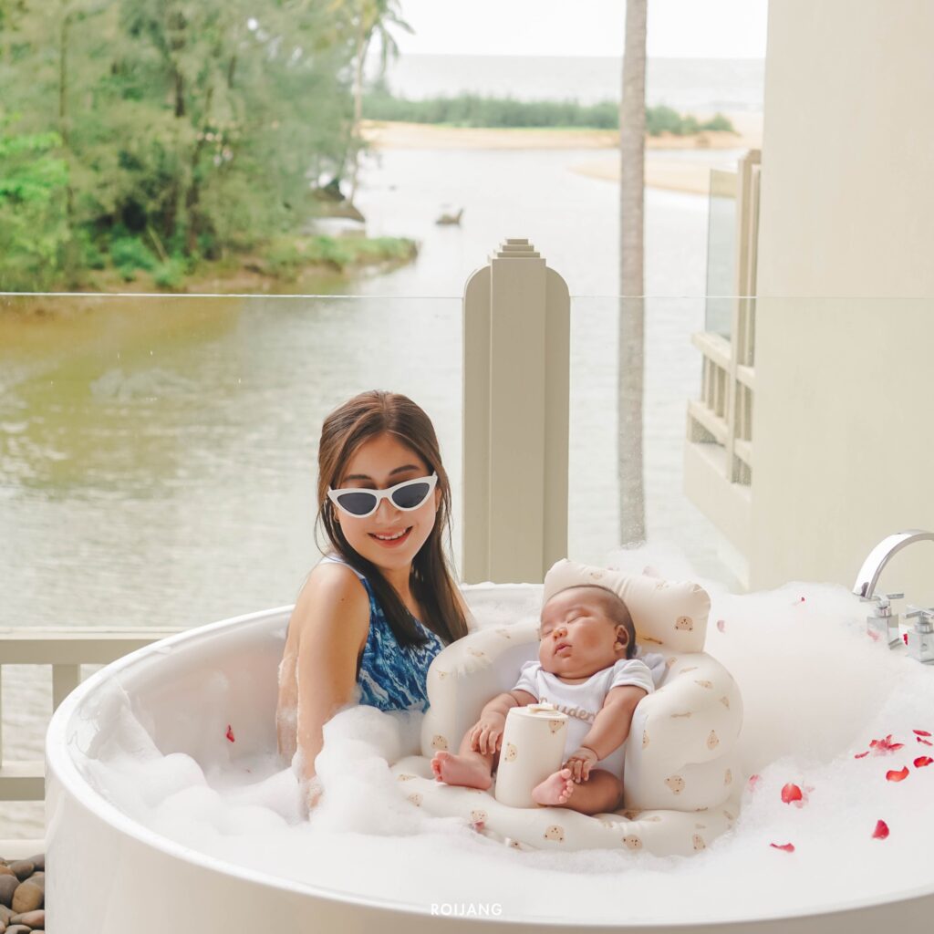 หญิงอุ้มทารกในอ่างอาบน้ำพร้อมฟองสบู่ ณ จุดท่องเที่ยว จ.ชลบุรี ที่พักเขาหลัก