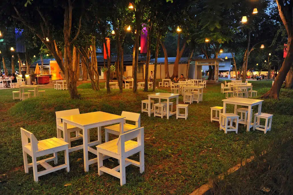 กลุ่มโต๊ะและเก้าอี้ในสวนสาธารณะตอนกลางคืน โรงแรมเขาตะเกียบ