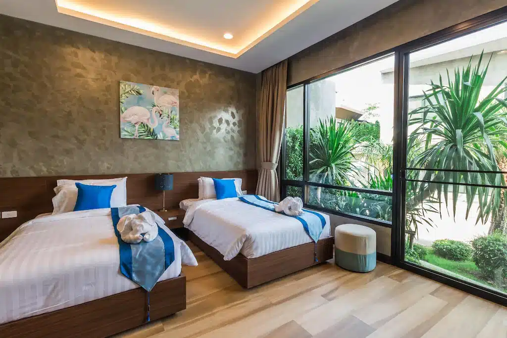 ห้องเตียงแฝดสีน้ำเงิน ขาดเตียงด้วยผ้า โรงแรมพิษณุโลก