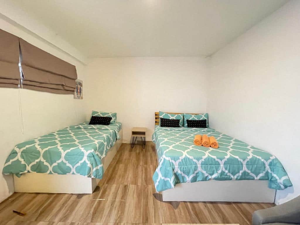 เตียงสองเตียงในห้องเล็ก ๆ ปูพื้นไม้ในที่พักระดับ 5 ดาว ริมทะเลรีสอร์ทเกาะล้าน