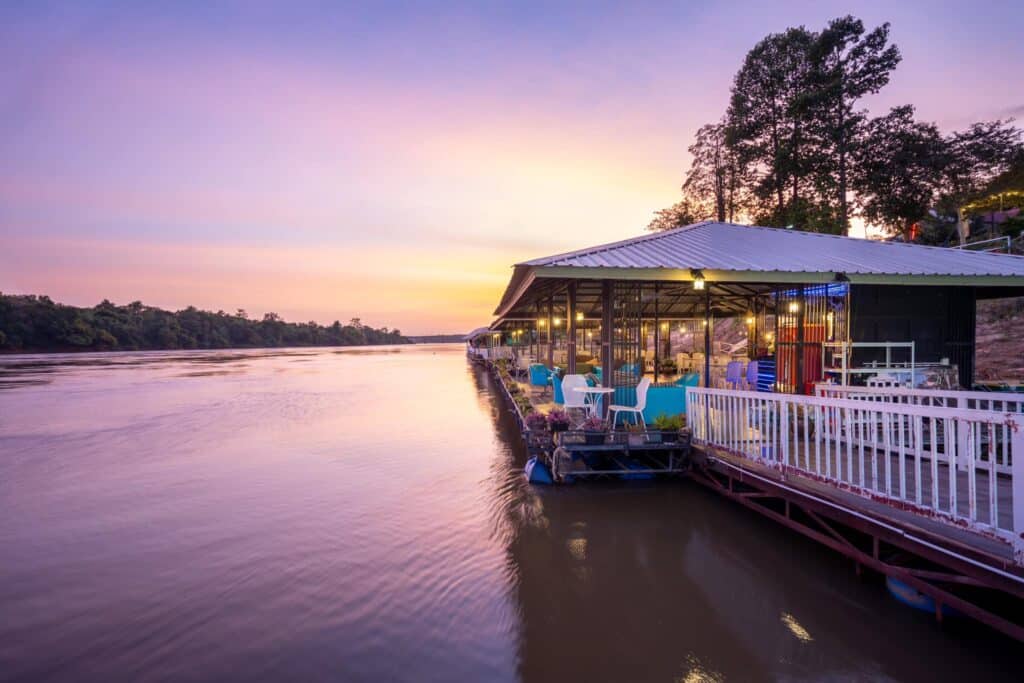 ร้านอาหารริมแม่น้ำในประเทศไทยตอนพระอาทิตย์ตก ที่เที่ยวอุบลราชธานี