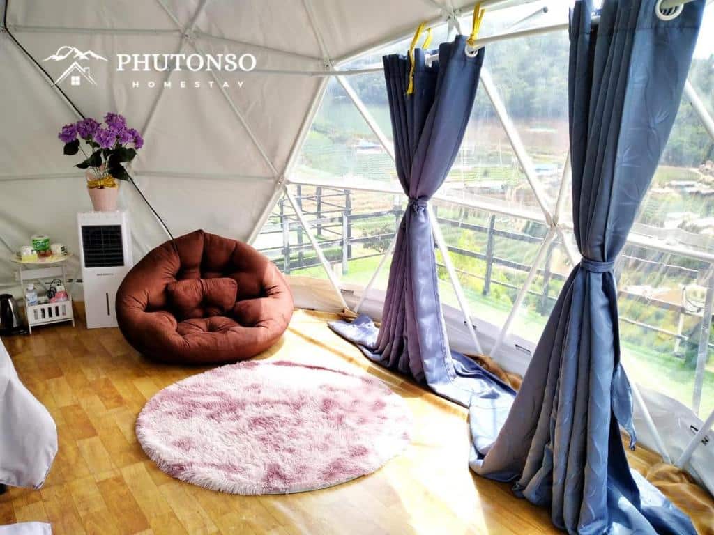 ห้องนอนพร้อมผ้าม่านและเก้าอี้บีนแบ็กในสถานที่ท่องเที่ยวของชลบุรี ที่พักบนดอยเชียงใหม่