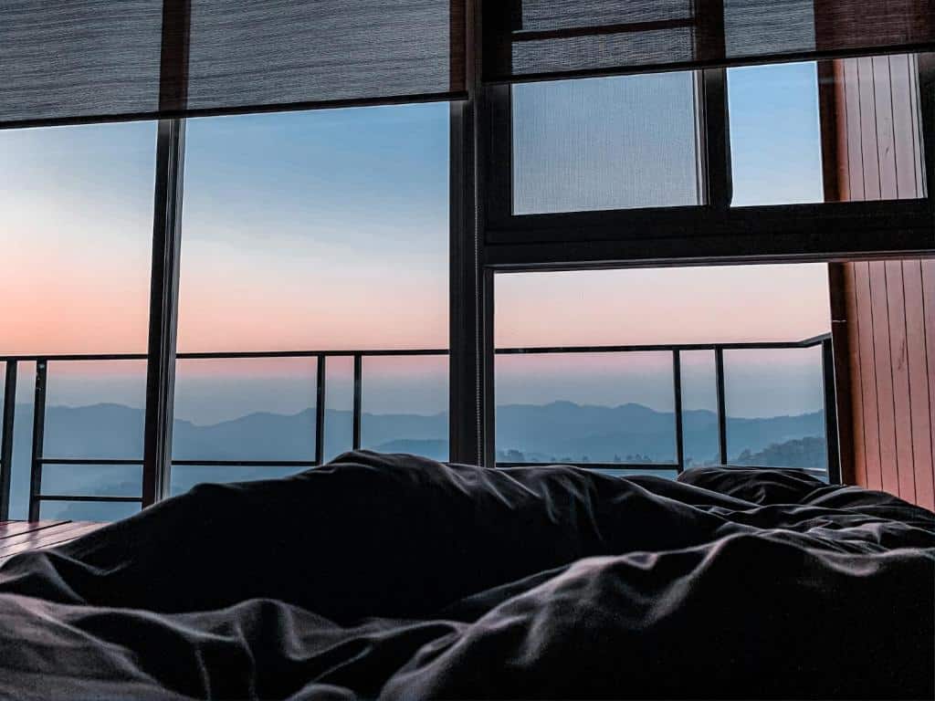 เตียงที่งดงามในห้องพร้อมวิวภูเขาในจังหวัดชลบุรี ที่พักเชียงใหม่บนดอย
