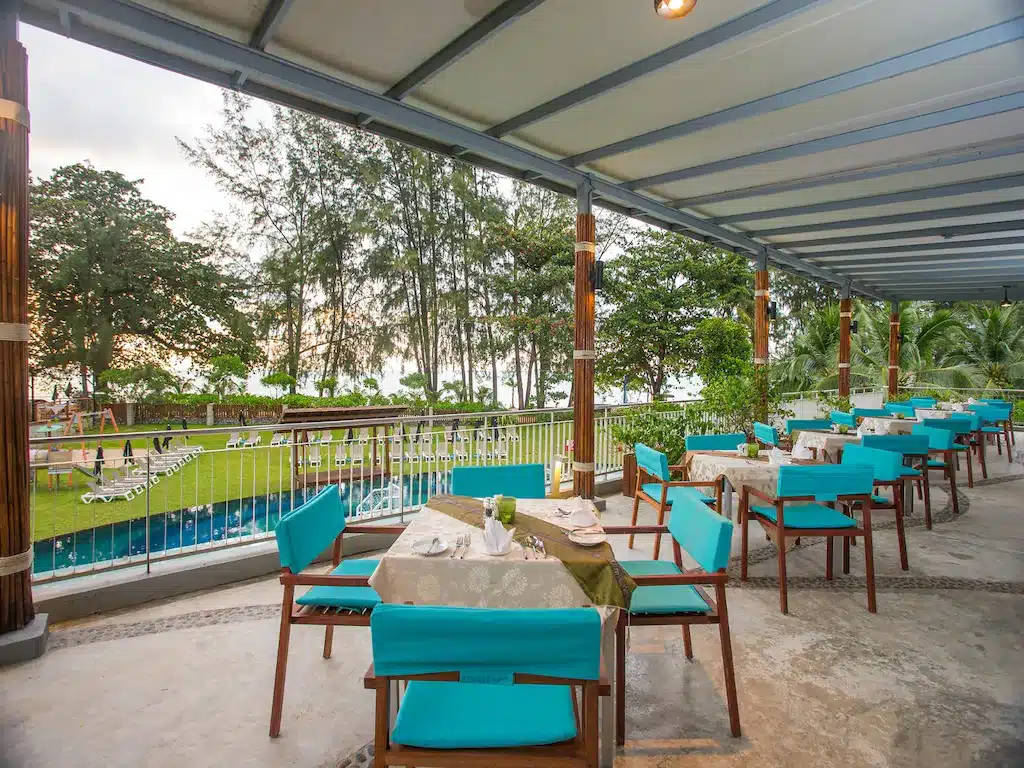 พื้นที่รับประทานอาหารกลางแจ้งพร้อมเก้าอี้และโต๊ะสีฟ้าในจังหวัดชลบุรีเพื่อให้นักท่องเที่ยวได้พักผ่อน ที่พักพังงาเขาหลัก