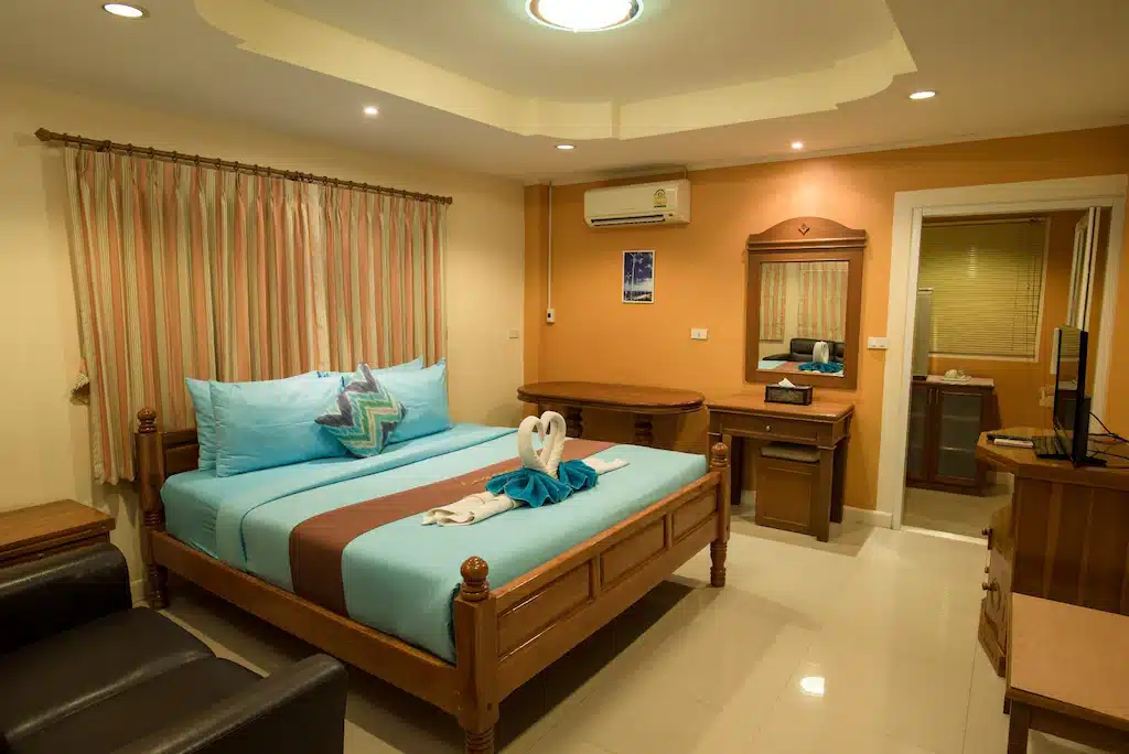ที่พักหรูระดับ 5 ดาว พร้อมเตียงในห้องพักที่โรงแรม ที่พักเกาะล้านติดทะเล