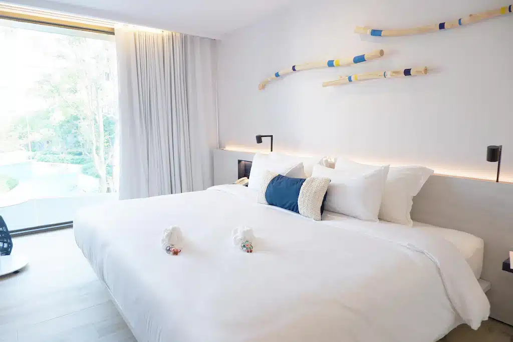 โรงแรมมะนิลาตาที่มีเตียงสีขาวและว ที่พักหัวหิน