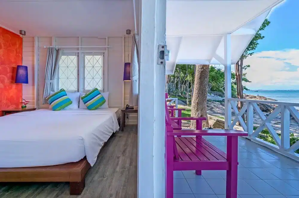 ห้องพักพร้อมเตียงและระเบียงที่มองเห็นวิวทะเล ที่พักหาดทรายแก้ว