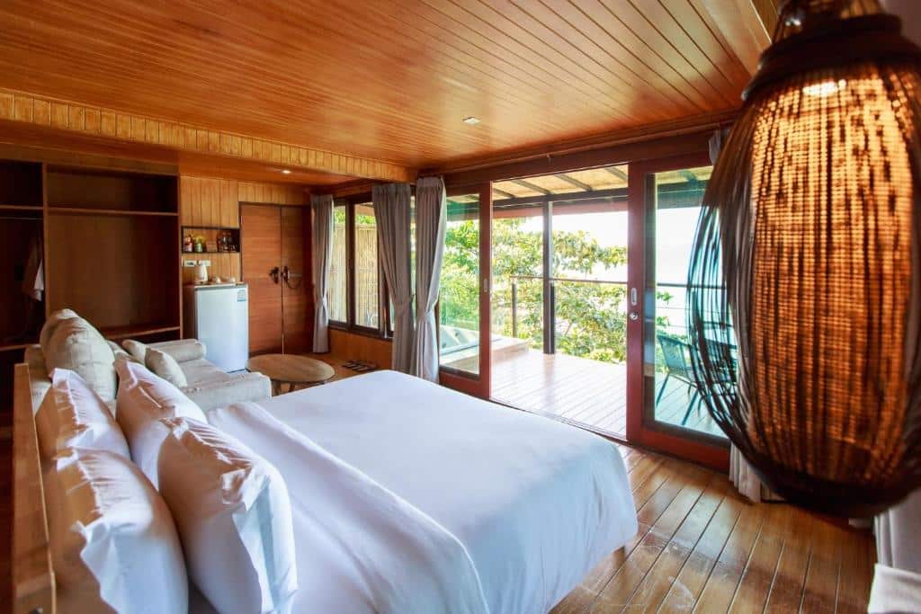 ห้องนอนริมชายหาดพร้อมพื้นไม้และทิวทัศน์ของมหาสมุทรในพื้นที่ท่องเที่ยวราชบุรี ที่พักเกาะหลีเป๊ะ