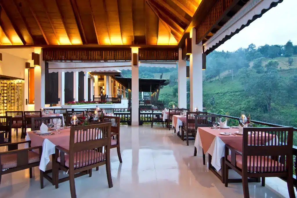 ร้านอาหารในชลบุรีที่มีโต๊ะและเก้าอี้มองเห็นวิวภูเขา รีสอร์ทเชียงใหม่บนดอย