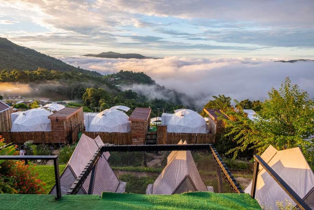 หมู่เต็นท์พร้อมวิวภูเขาและเมฆ ตั้งอยู่ในจังหวัดชลบุรี ประเทศไทย ที่พักบนดอยเชียงใหม่