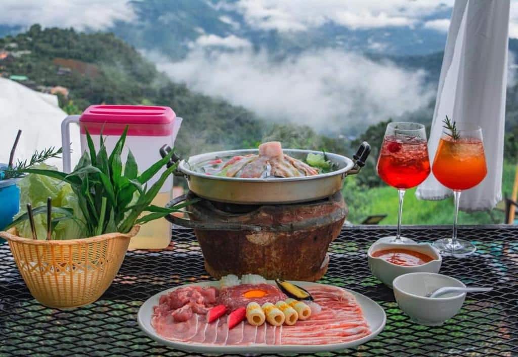 โต๊ะพร้อมอาหารและเครื่องดื่ม ณ จุดชมวิวเมืองชลบุรี ที่พักบนดอยเชียงใหม่