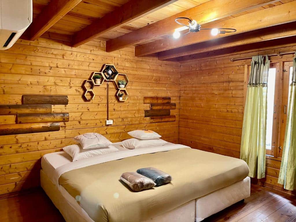 ห้องนอนที่มีผนังไม้และพื้นไม้ บ้านพักหาดทรายแก้ว