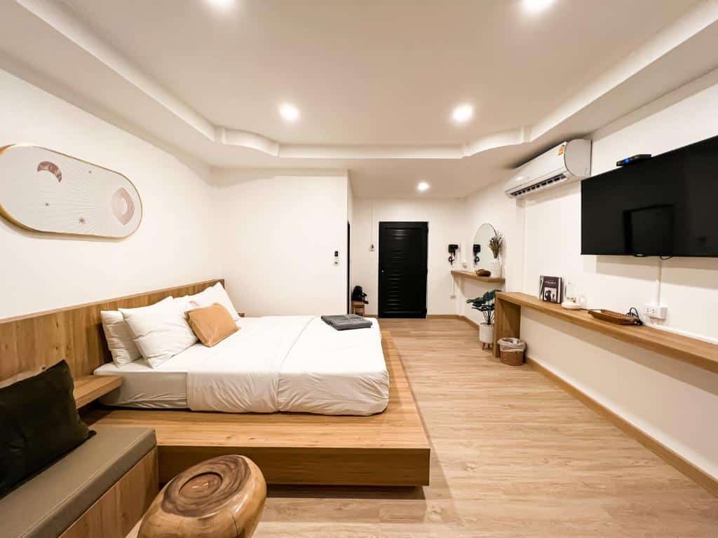 ห้องนอนหรูหราพร้อมเตียงและทีวีในนั้น ที่พักเกาะล้านติดทะเล
