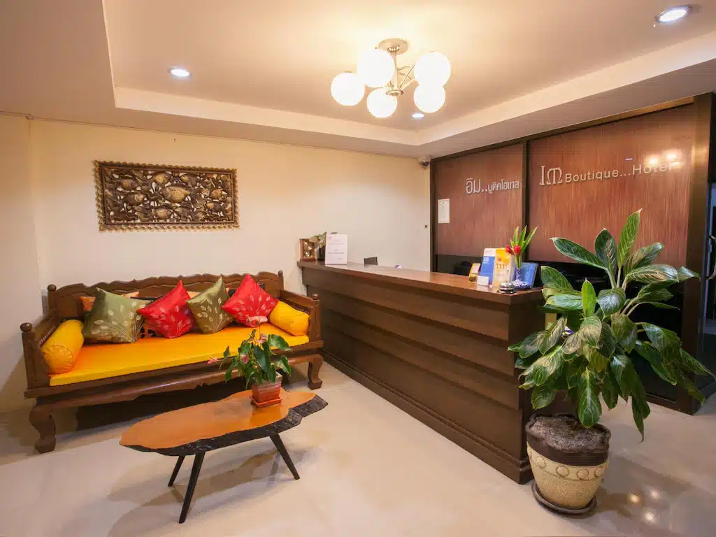 บริเวณแผนกต้อนรับของโรงแรมแห่งหนึ่งในเมสอด ประเทศไทย ที่พักแม่สอด