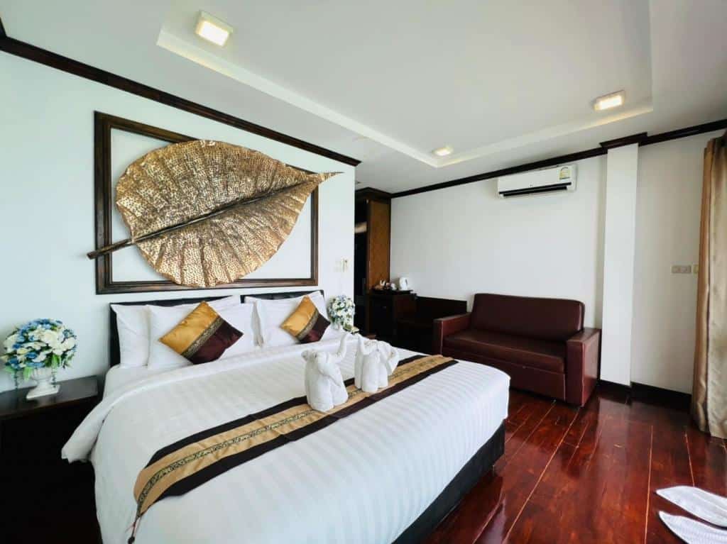 ห้องนอนพื้นไม้และเตียงขนาดใหญ่ในราชบุรีที่เที่ยว ที่พักหลีเป๊ะ