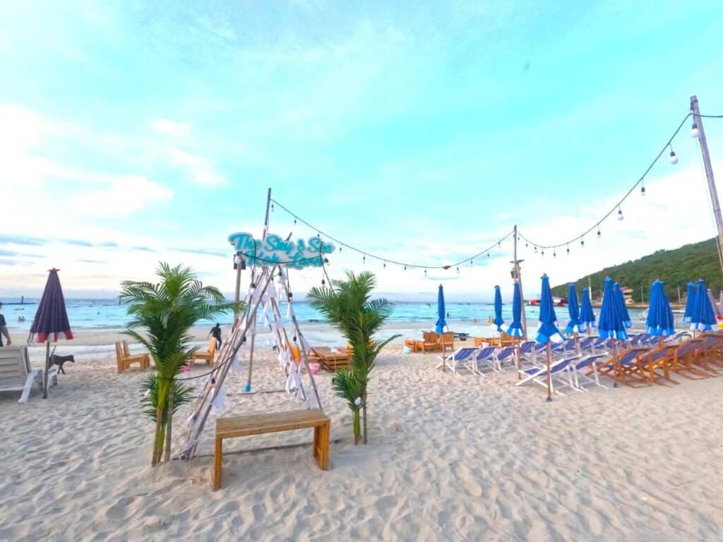 ชายหาดระดับ 5 ดาวพร้อมเก้าอี้และร่มบนผืนทราย ริมทะเลรีสอร์ทเกาะล้าน