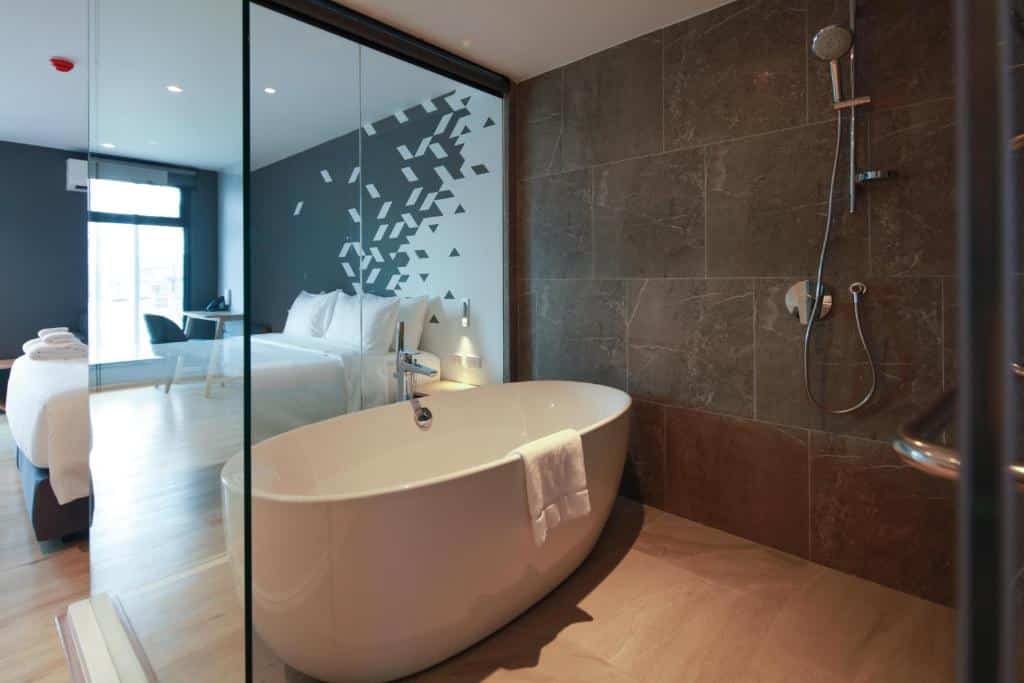 โรงแรมใกล้อิมแพ็คเมืองทองธานี พร้อมฝักบัวกระจกและอ่างอาบน้ำ