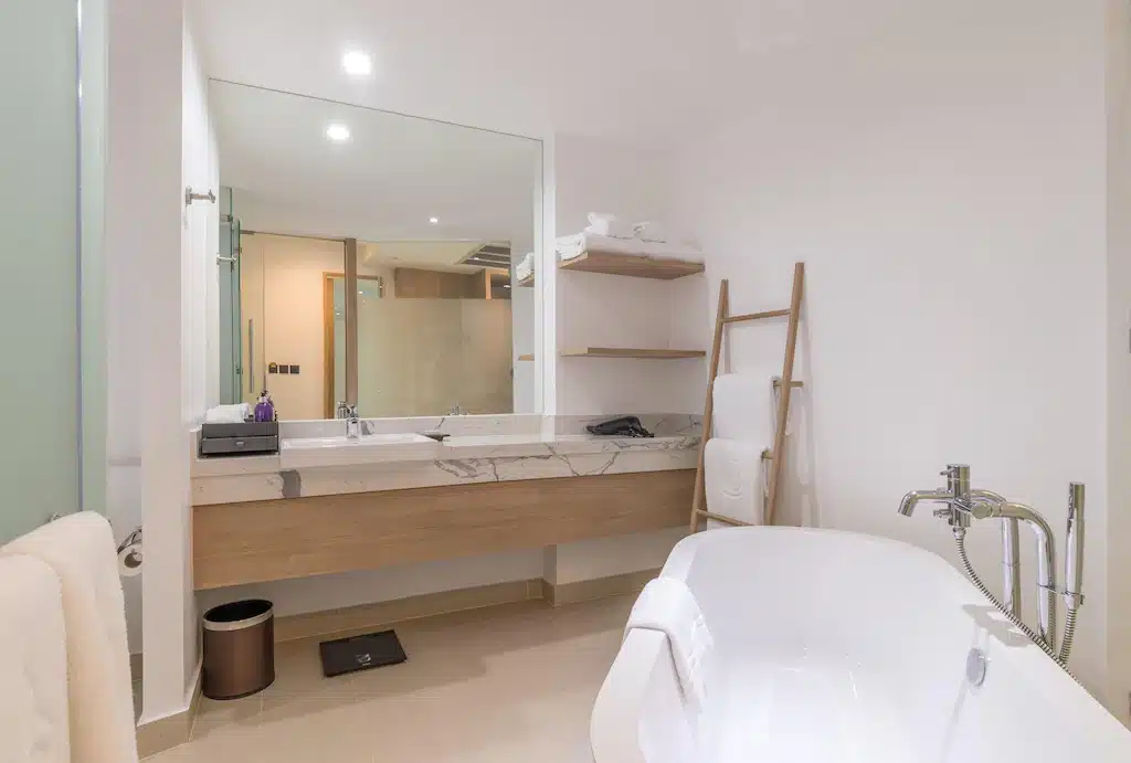 ห้องอาบน้ำ ที่พักกระบี่ สวยๆ สไตล์มินิมอลคุมโทนอบอุ่น