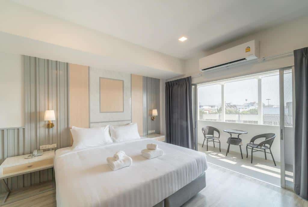 ห้องพักโรงแรมพร้อมเตียงและระเบียง ตั้งอยู่ในจังหวัดชลบุรี ที่พักลำปาง