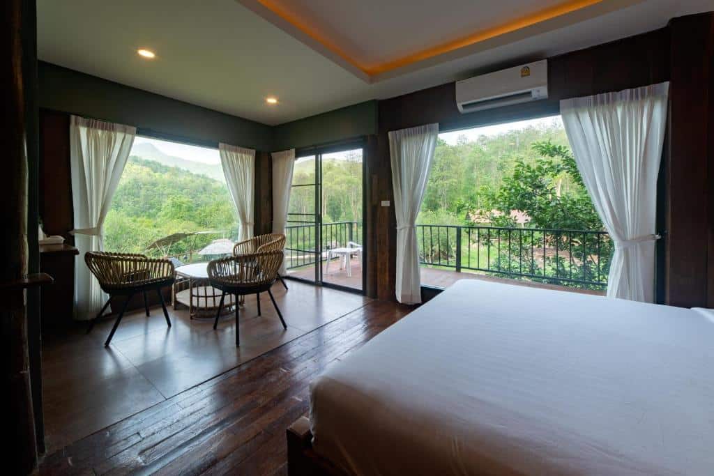 ห้องนอนพร้อมระเบียงมองเห็นวิวป่าไม้ในจังหวัดชลบุรีสถานที่ท่องเที่ยว ที่พักบนดอยเชียงใหม่ราคาถูก