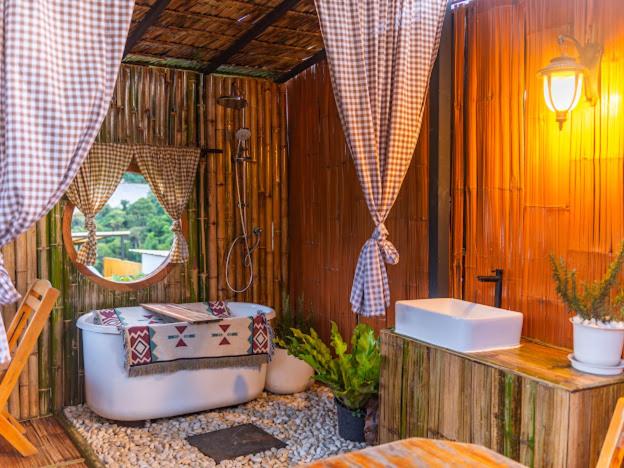 ห้องน้ำในบางแสน ชลบุรี มีอ่างอาบน้ำและหน้าต่าง ที่พักบนดอยเชียงใหม่ราคาถูก