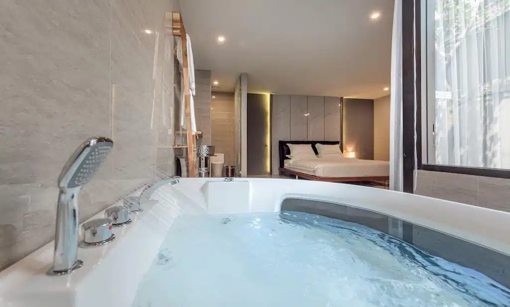 โรงแรมลาดพร้าว ที่พักมีอ่างอาบน้ำจาคุซซ