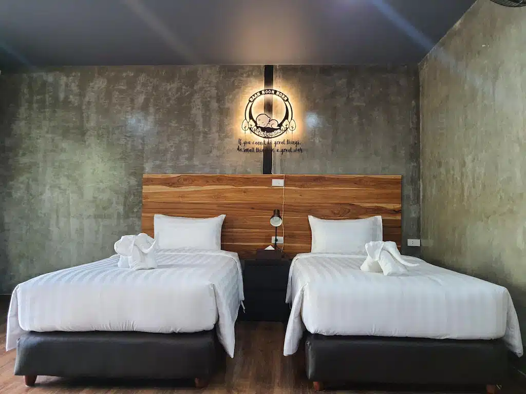 ห้องผนังไม้พร้อมเตียง 2 เตียงในชลบุรี ที่พักลําปางในเมือง