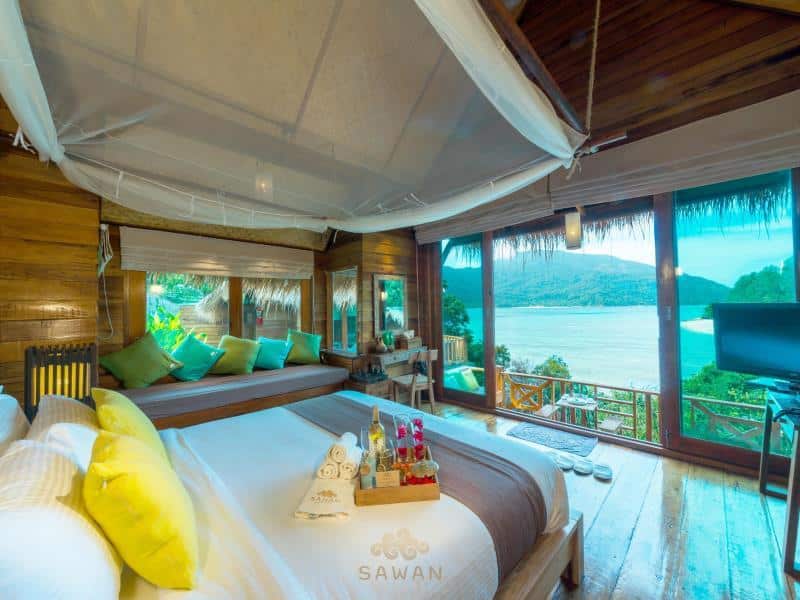 เตียงในห้องที่มองเห็นวิวทะเลในเที่ยวราชบุรี ราชบุรีที่เที่ยว เกาะหลีเป๊ะที่พัก