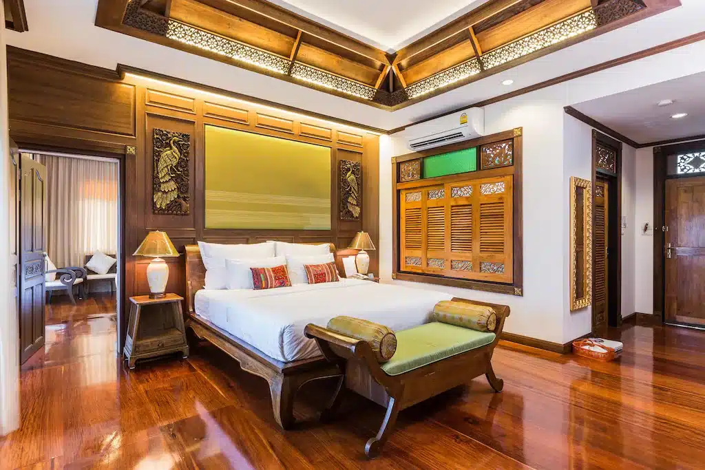 ห้องนอนกว้างขวางพร้อมพื้นไม้และเตียงขนาดใหญ่ ตั้งอยู่ในจังหวัดชลบุรี สถานที่ท่องเที่ยวยอดนิยมของประเทศไทย ที่พักเชียงใหม่บนดอย