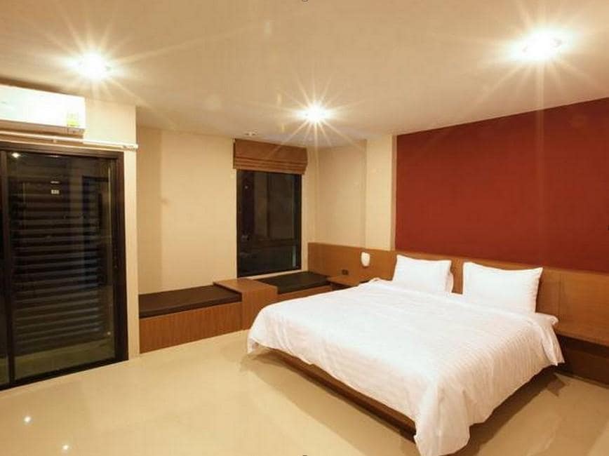 เตียงในห้องพักโรงแรมที่โรงแรมลาดพร้าวในประเทศไทย ที่พักลาดพร้าว ที่พักลาดพร้าว