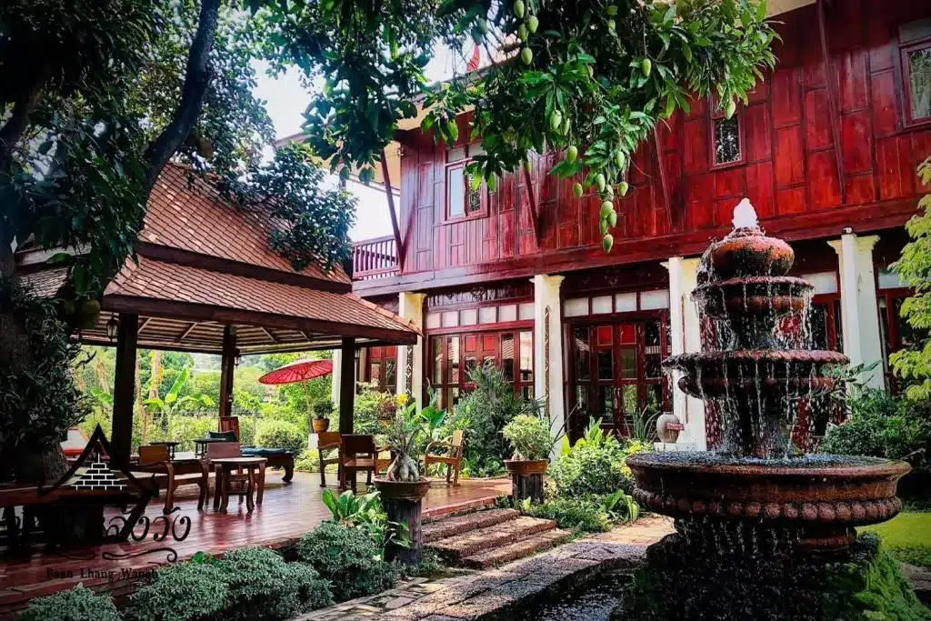 ที่พักพิษณุโลก สไตล์วินเทจ เรือนไม้สีแดงทรงไทยแบบย้อนยุค