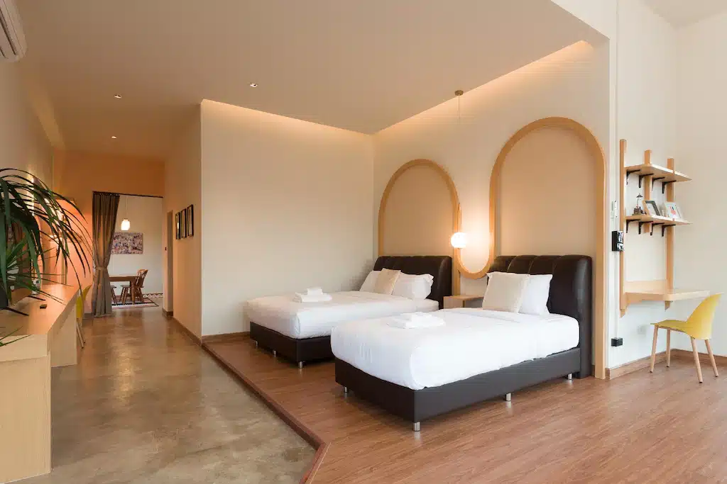 ห้องพักพื้นไม้พร้อมเตียง 2 เตียงในที่พักในชลบุรี โรงแรมลำปาง