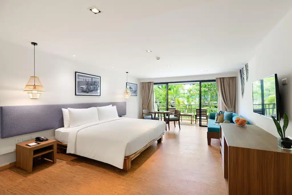 ห้องพักในโรงแรมพร้อมเตียงขนาดใหญ่และระเบียงในชลบุรี โรงแรมเขาหลัก
