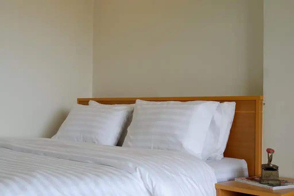 ผ้านวมสีขาวบนเตียงที่เที่ยวดอยแม่สลองในเที่ยวน่าน,น่านท ดอยแม่สลองที่พัก